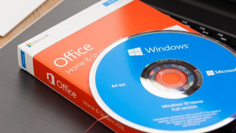 Windows Lisans Anahtarı Girmek için satın alınan Windows kutusu ve CD'si