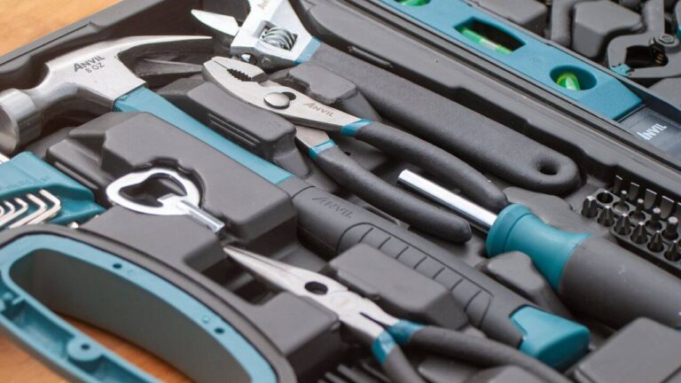 Denetim Masası Nedir konusunu temsilen tamirci araç gereçleri