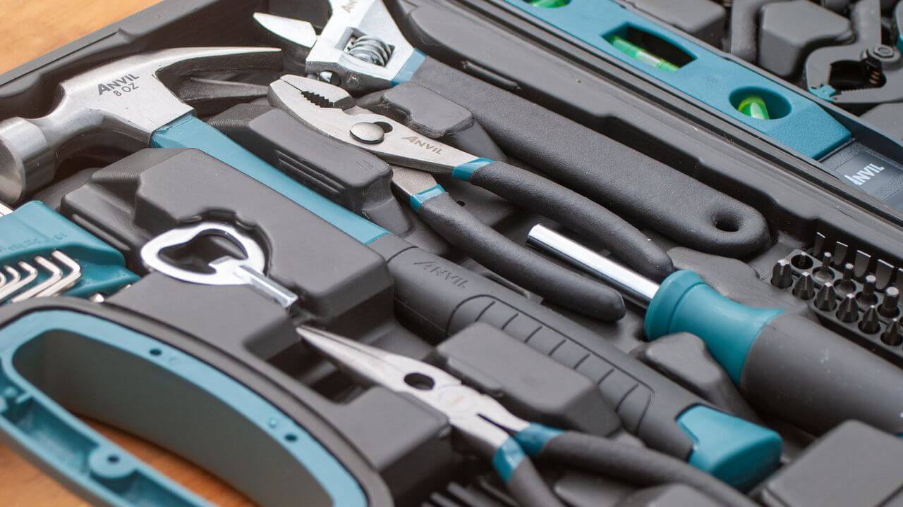 Denetim Masası Nedir konusunu temsilen tamirci araç gereçleri