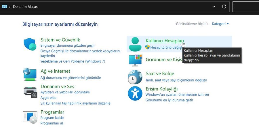 Windows 10/11 Denetim Masası kategori görünümü; 'Kullanıcı Hesapları' simgesi yeşil bir çerçeve ile vurgulanmış ve üzerine fare imleci gelmiş şekilde gösteriliyor.