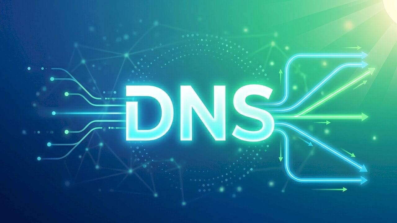 Modern teknoloji temalı arka plan üzerinde büyük beyaz puntolarla yazılmış DNS yazısı; WordPress öne çıkarılmış görsel.
